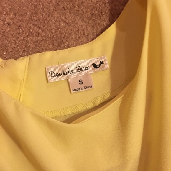 Scallop tank top with buttons on back - Picture 3 of 3